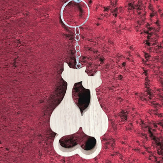 Voici un joli porte-clés avec deux chat avec un coeur en bois noble