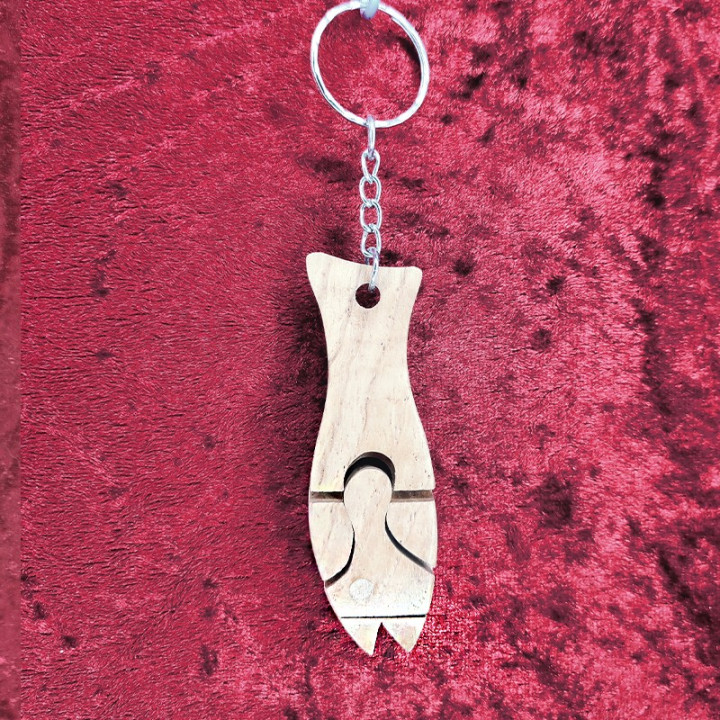 Voici un joli porte-clés d’un poisson articulé en bois