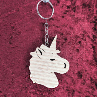 Voici un joli porte-clés licorne en bois noble