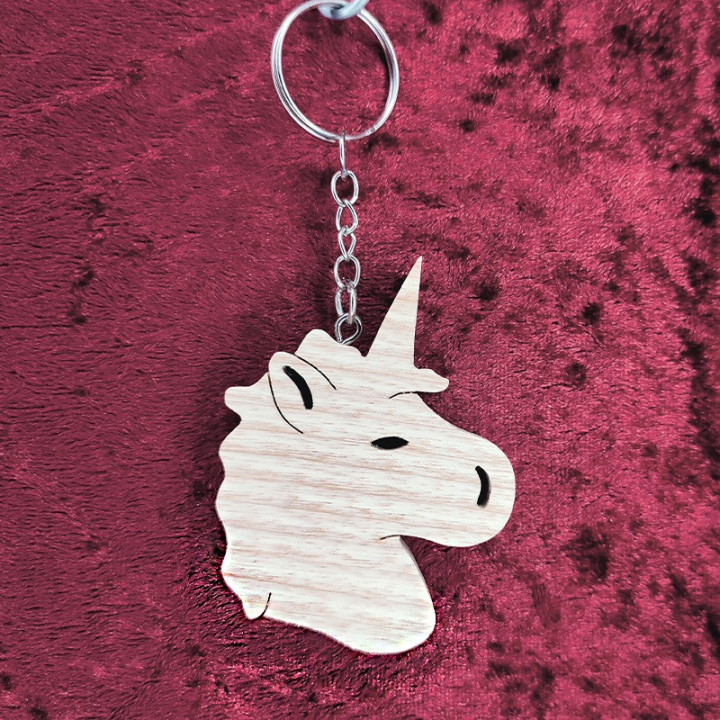 Voici un joli porte-clés licorne en bois noble