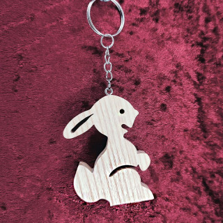 Voici un joli porte-clés lapin en bois noble