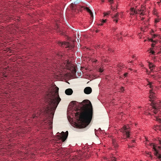 Voici un joli porte-clés hibou en bois noble
