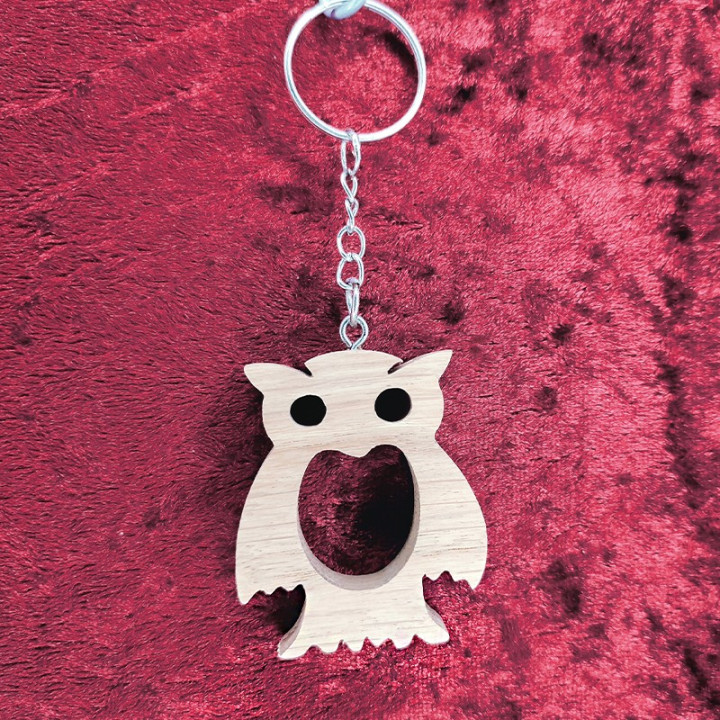 Voici un joli porte-clés hibou en bois noble