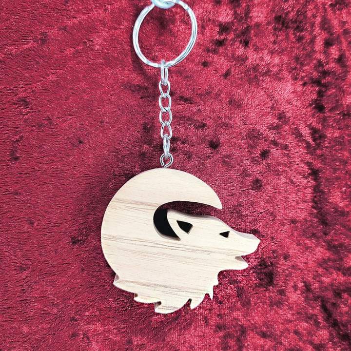Voici un joli porte-clés d’un loup en bois noble
