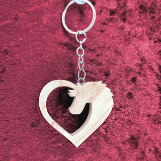Voici un joli porte-clés d’un cheval dans un cœur en bois noble