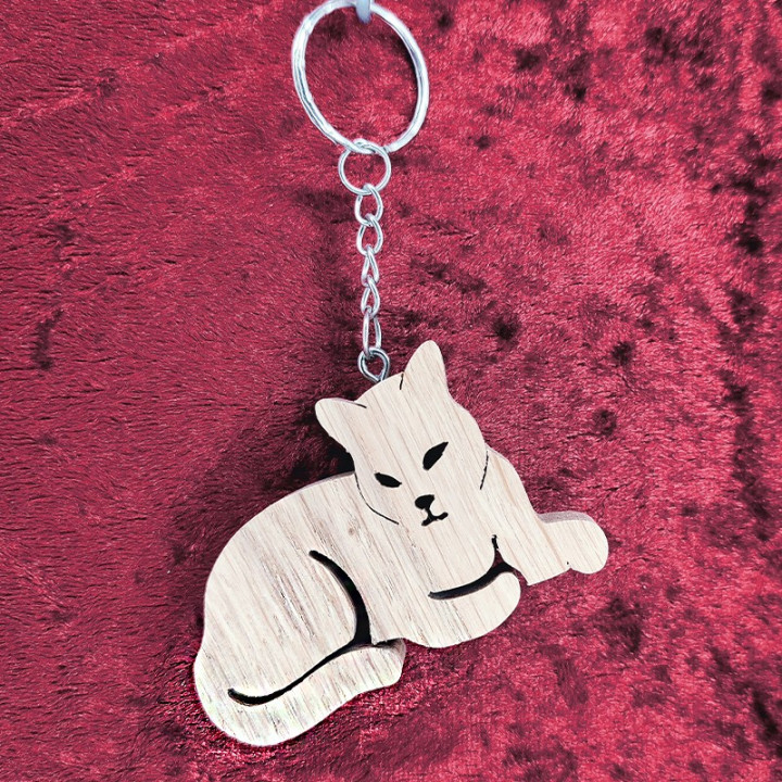 Voici un joli porte-clés chat en bois noble