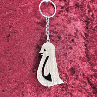 Voici un joli porte-clés pingouin en bois noble