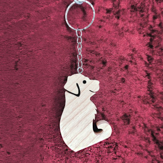 Voici un joli porte-clés chien en bois noble