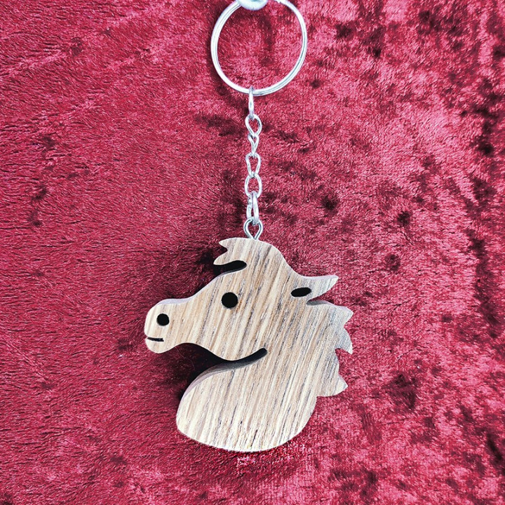 Voici un joli porte-clés cheval en bois noble