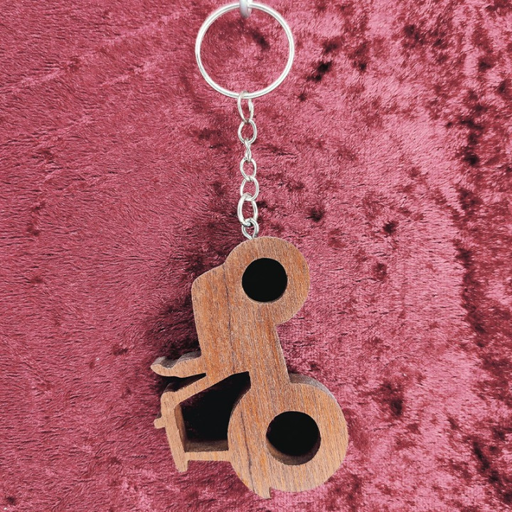 Voici un joli porte-clés tracteur en bois noble