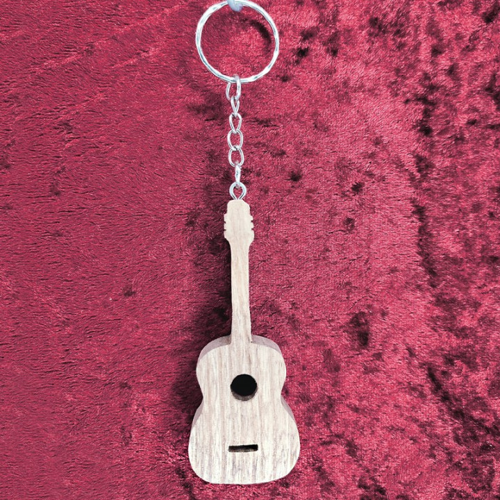 Voici un joli porte-clés d’une guitare sèche en bois noble