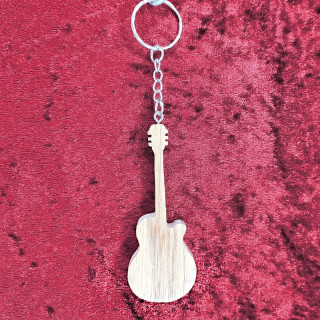 Voici un joli porte-clés d’une guitare électrique en bois noble