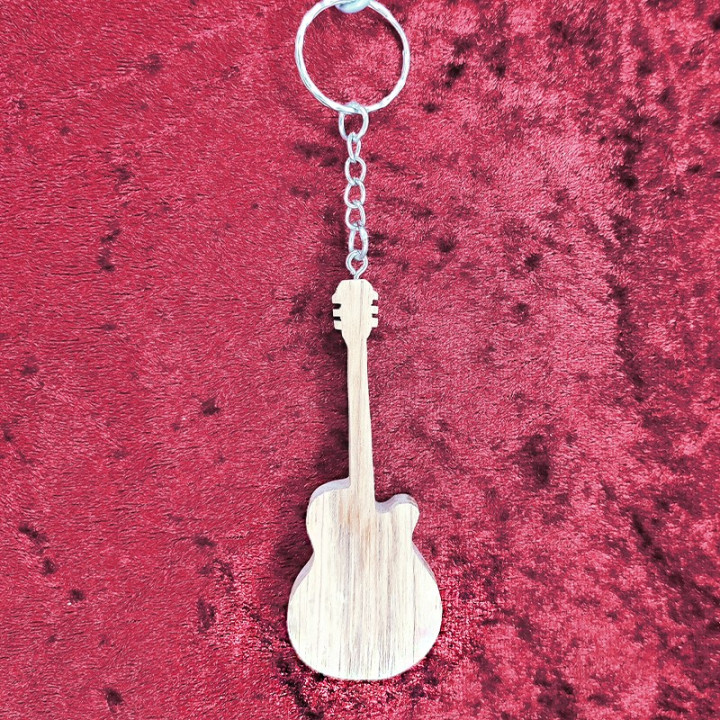 Voici un joli porte-clés d’une guitare électrique en bois noble