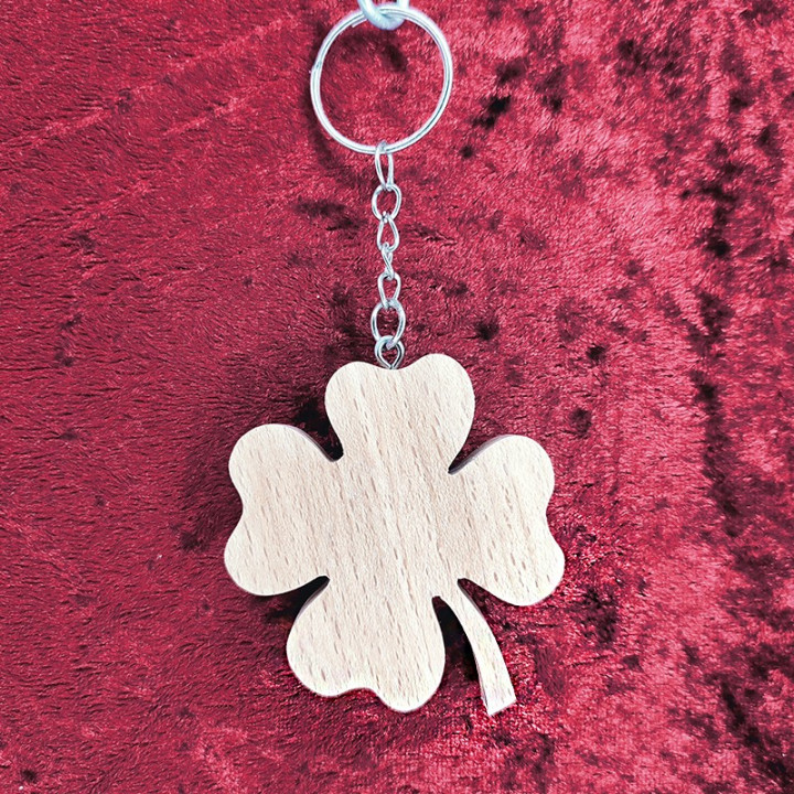 Voici un joli porte-clés d’un trèfle à 4 feuilles en bois noble