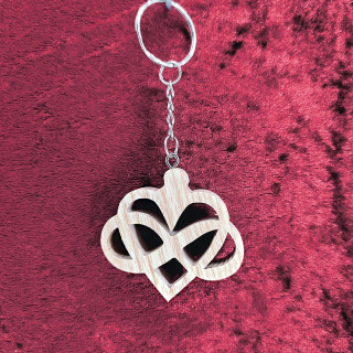 Voici un porte-clés d’un cœur avec le signe de l’infinie en bois noble