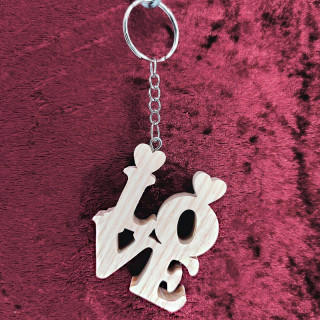 Voici un joli porte-clés d’un love en bois noble