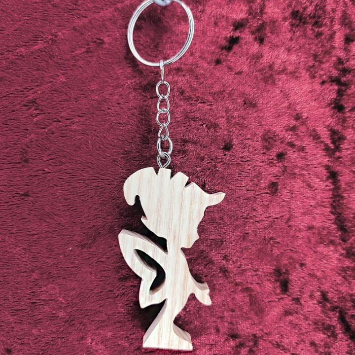 Voici un joli porte-clés d’un elfe joyeux en bois noble