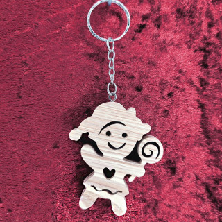 Voici un joli porte-clés d’un lutin avec une sucette en bois noble