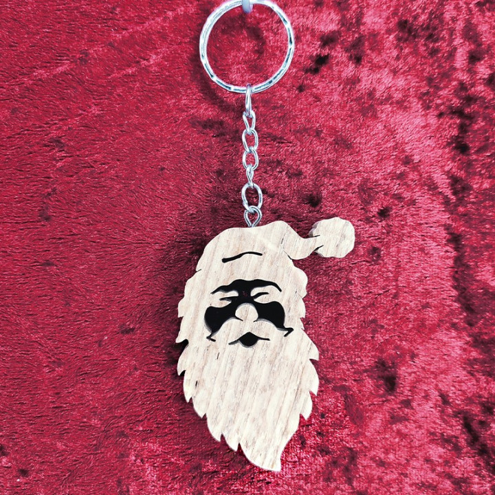 Voici un joli porte-clés du père noël en bois noble