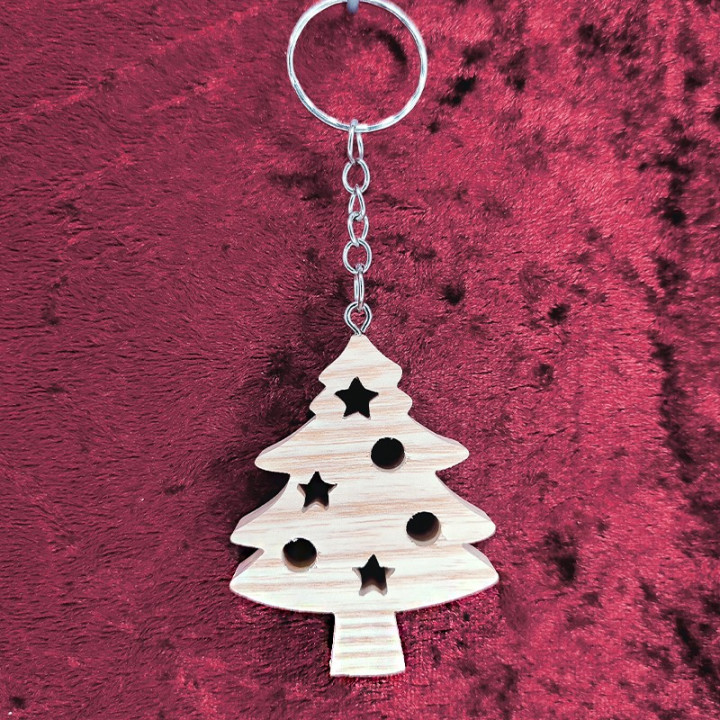 Voici un joli porte-clés d’un sapin de noël en bois noble