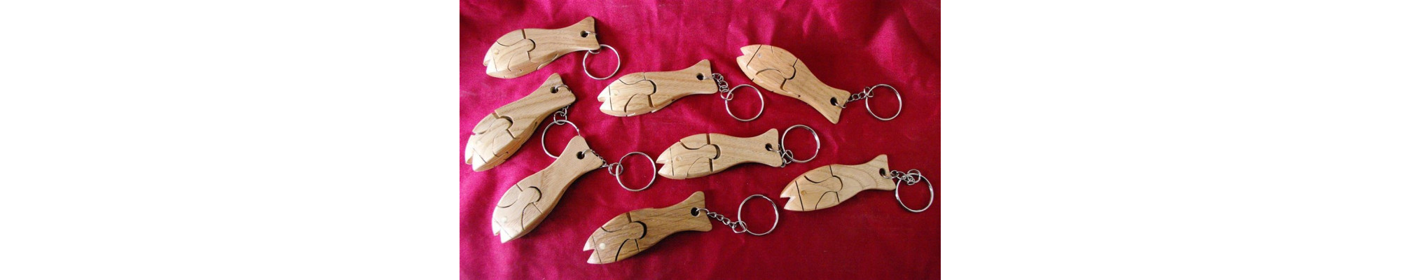 Porte-clés de tout style en bois noble, de plusieurs formes, de différent thème, différents styles pour toute occasion et événement, achat sur love création.