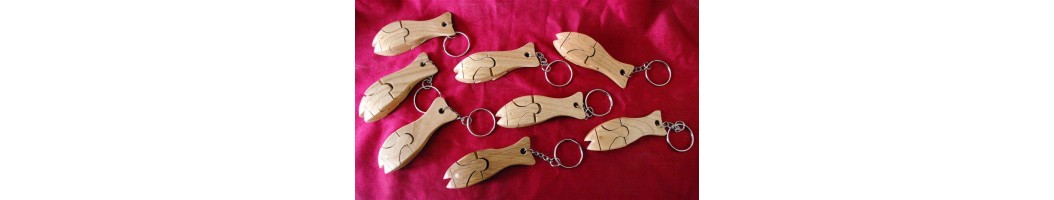 Porte-clés de tout style en bois noble, de plusieurs formes, de différent thème, différents styles pour toute occasion et événement, achat sur love création.