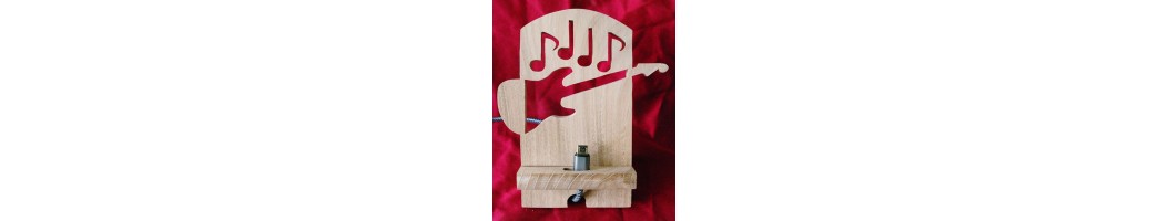 Découvrez toute la gamme de supports et station de recharge pour smartphone, vous pouvez le personnaliser avec votre propre dessin, il suffit de me contacter et je vous fais la maquette vous, toujours en bois noble. Achat sur love création.