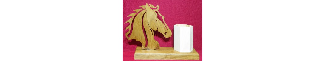 Découvrez la gamme des portes crayons ou stylos, vous y trouverez différents animaux ou autres… vous pouvez le personnaliser avec votre propre dessin, contacter moi et je vous le fais, toujours en bois noble. Achat sur https://love-creation.fr/.
