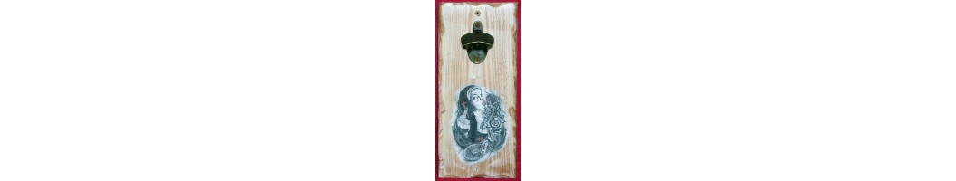 Découvrez la gamme des décapsuleurs personnalisables, vous y trouverez différents modèles définie… vous pouvez le personnaliser avec votre propre dessin, contacter moi et je vous le fais, toujours en pin. Achat sur https://love-creation.fr/.